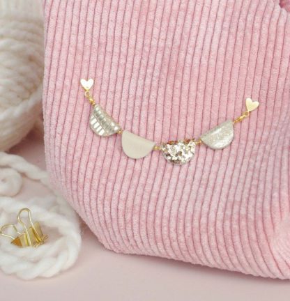 Broche fanions – Beige & Paillettes
