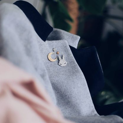 Pin’s émaillé – Lapin lunaire