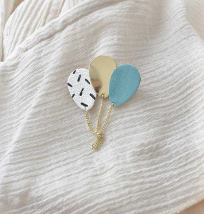 Broche ballon – Confettis, Bleu & Doré