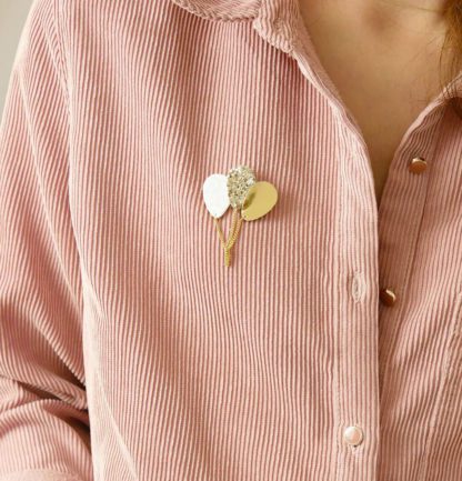 Broche ballon – Blanc, Or & Paillettes