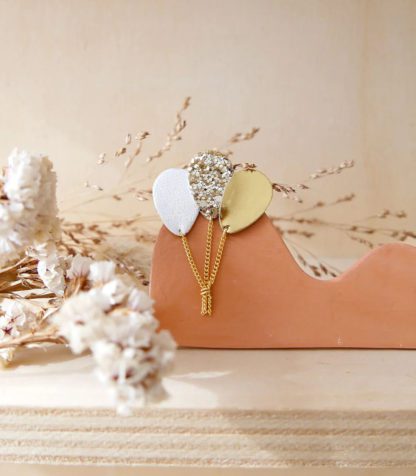 Broche ballon – Blanc, Or & Paillettes