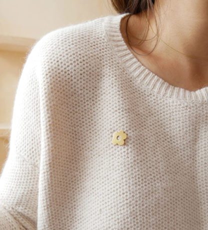 Pin's doré – Fleur naïve