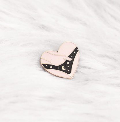 Pin’s émaillé – Au naturel – Culotte rose