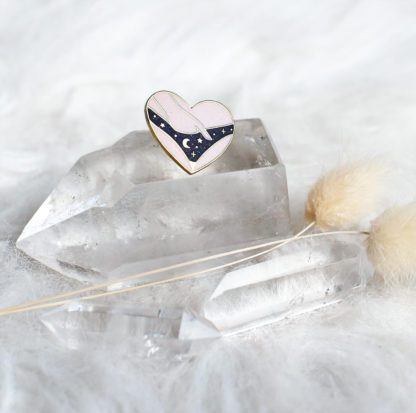 Pin’s émaillé – Au naturel – Culotte rose