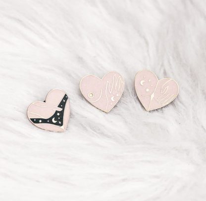 Pin’s émaillé – Au naturel – Culotte rose